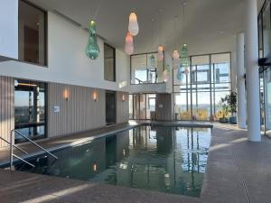 uma grande piscina num edifício com janelas em Van der Valk Hotel Deventer em Deventer