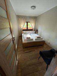 sypialnia z łóżkiem, oknem i drzwiami w obiekcie Ferienwohnung Anna Swinemünde Rycerska w Świnoujściu