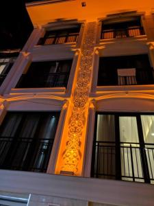 Basilissis Hotel في إسطنبول: مبنى عليه مجموعة نوافذ