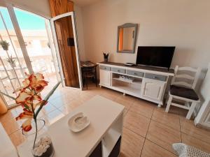 Μια τηλεόραση ή/και κέντρο ψυχαγωγίας στο Casa Gio-monolocale con piscina riscaldata