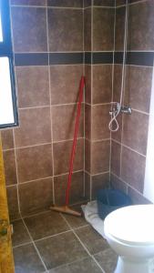 baño con ducha con trapeador rojo en Doña Maria, en Aguas Dulces