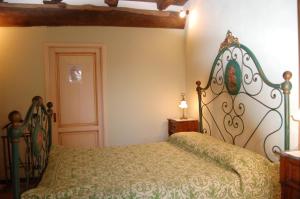 A bed or beds in a room at Il Nido - Private villa with pool and jacuzzi