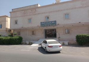 a white car parked in front of a building at الحمدانية الراقي للأجنحة الفندقية in Jeddah