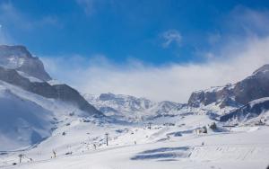 Ein schneebedeckter Berg mit Bergen im Hintergrund in der Unterkunft Park Chalet, Shahdag, Autograph Collection in Shahdag + 115 Fotos