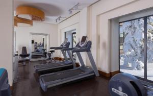 ein Fitnessstudio mit Laufbändern und Ellipsentrainern in einem Raum in der Unterkunft Park Chalet, Shahdag, Autograph Collection in Shahdag