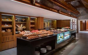 eine Bäckerei mit einer großen Auswahl an Lebensmitteln in der Unterkunft Park Chalet, Shahdag, Autograph Collection in Shahdag