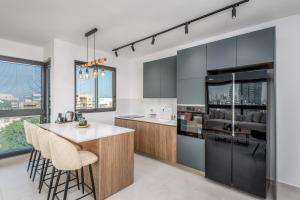 Chic in the city by Sea U TLV