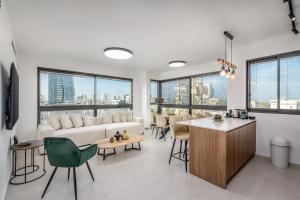 Chic in the city by Sea U TLV