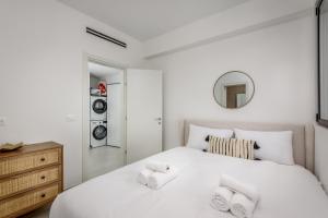 Tempat tidur dalam kamar di Chic in the city by Sea U TLV