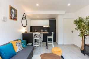 un soggiorno con divano e cucina di Appartement cozy - Neuilly Plaisance - 30min PARIS a Neuilly-Plaisance