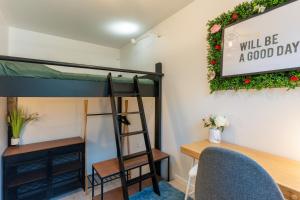 Camera con letto a castello e scrivania. di Appartement cozy - Neuilly Plaisance - 30min PARIS a Neuilly-Plaisance
