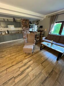 salon z kanapą i stołem w obiekcie Ferienwohnung Anna Swinemünde Rycerska w Świnoujściu