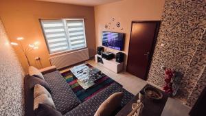 a living room with a couch and a television at Apartman-Suite "Marinero" in Vršac