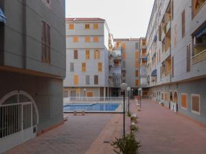 eine leere Straße in einer Stadt mit Gebäuden in der Unterkunft Apartment Asequin Beach in Torrevieja