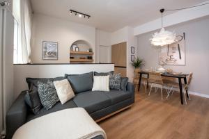 a living room with a couch and a dining room at 224 - Ma & Ma Luxury Apartment, 500metri da mare e spiaggia, vicino alla Baia del Silenzio - PARCHEGGIO GRATIS PRIVATO INCLUSO in Sestri Levante