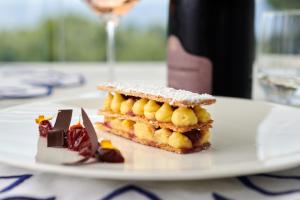 un piatto bianco con un pezzo di dessert su un tavolo di Hotel Scalinatella a Capri