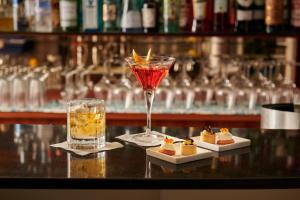 a bar with a martini and a drink on a counter at Hotel Scalinatella in Capri
