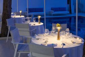 a group of tables with wine glasses on them at Hotel Scalinatella in Capri