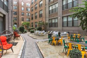 patio z krzesłami, stołami i krzesłami w obiekcie Broad Street Apartment w Filadelfii