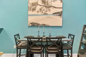 una mesa de comedor con sillas y una foto de la playa en Broad Street Apartment, en Filadelfia