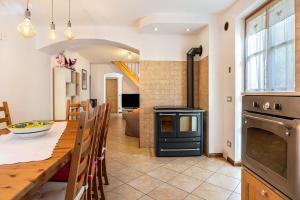 uma cozinha e sala de jantar com uma mesa e um fogão em Maso Gigi em Castel Ivano