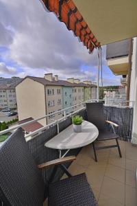 Balcony o terrace sa Apartamenty Bryza - Chełmońskiego - Parking