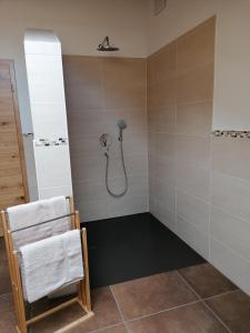 een badkamer met een douche en een handdoekenrek bij Ferienwohnung mit Loggia in Oberstdorf