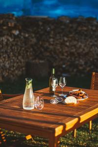 einen Holztisch mit Weingläsern und Essen darauf in der Unterkunft Apartmány Natálie in Franzensbad