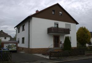a white house with a brown roof at Fremdenzimmer Klinge in Haina