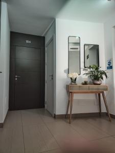 corridoio con porta e tavolo con specchio di Alboran hotel a Carboneras