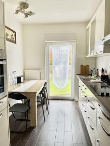 Kuchyň nebo kuchyňský kout v ubytování near Düsseldorf Messe and Airport, two Bedrooms, Parking, Kitchen and Garden