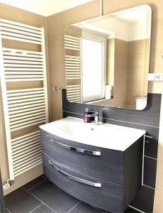 ein Bad mit einem Waschbecken und einem Spiegel in der Unterkunft near Düsseldorf Messe and Airport, two Bedrooms, Parking, Kitchen and Garden in Duisburg