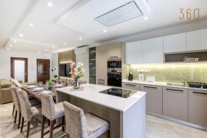 Кухня або міні-кухня у Luxurious, spacious fully equipped home in Swieqi by 360 Estates