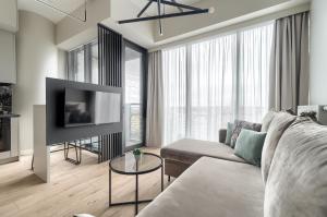 Μια τηλεόραση ή/και κέντρο ψυχαγωγίας στο MARGI Smart Apartament HANZA POOL SAUNA