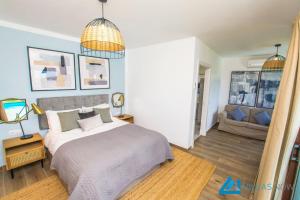 Łóżko lub łóżka w pokoju w obiekcie 222 - Villa Noches De Luna by Villas Now Ltd