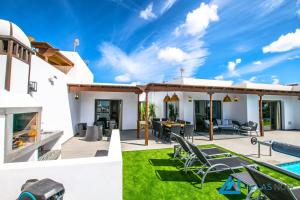 Patio lub wspólna przestrzeń na świeżym powietrzu w obiekcie 222 - Villa Noches De Luna by Villas Now Ltd