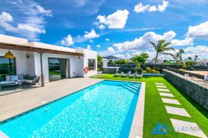 basen w ogrodzie willi w obiekcie 222 - Villa Noches De Luna by Villas Now Ltd w mieście Playa Blanca