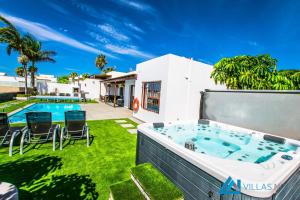 podwórko z wanną z hydromasażem i basenem w obiekcie 222 - Villa Noches De Luna by Villas Now Ltd w mieście Playa Blanca