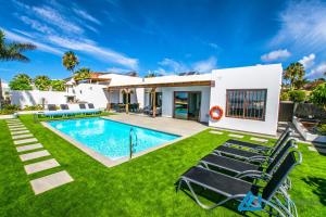 Willa z basenem i trawnikiem w obiekcie 222 - Villa Noches De Luna by Villas Now Ltd w mieście Playa Blanca
