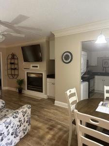 ピジョン・フォージにあるRiver Place Condos #304 2BDのキッチン、リビングルーム(テーブル、テレビ付)
