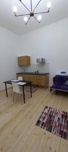 Pignataro MaggioreにあるMoonのテーブル、椅子、ベッドが備わる客室です。