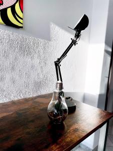 een tafel met een lamp en een glazen fles erop bij Jacque's Boutique Suite in Thessaloniki