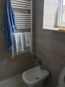 a bathroom with a sink and a toilet and towels at Moon in Pignataro Maggiore