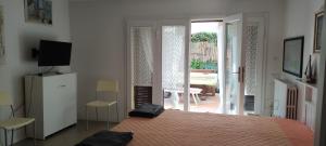 a bedroom with a bed and a door to a patio at casa vacanze ALFONSINA in Viareggio