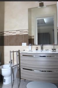 Le Suite Di Via Veneto tesisinde bir banyo