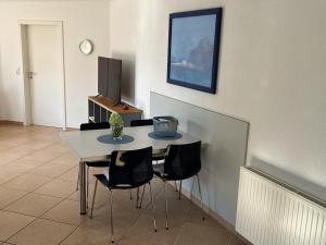 Cette chambre dispose d'une table, de chaises et d'une télévision. dans l'établissement Sonnenhang, à Sigmarszell