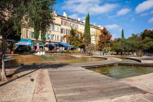 a park with a fountain in front of a building at Studio hypercentre Marseille in Marseille