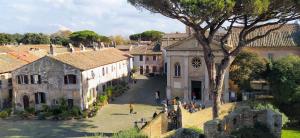 vistas a una localidad con edificios y un árbol en Attic escape, en Ostia Antica