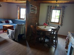 Dom na końcu wsi : غرفة معيشة مع طاولة وأريكة زرقاء