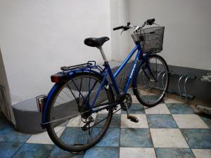 een blauwe fiets met een mand tegen een muur geparkeerd bij Kisfaludy Károly Apartman in Győr